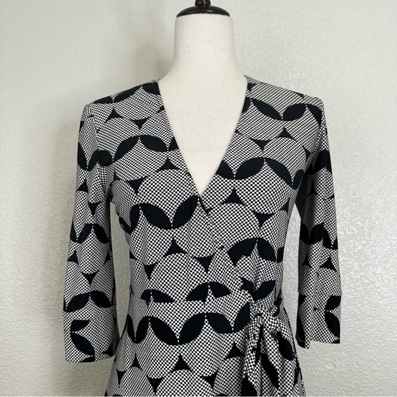 Diane Von Furstenberg 100% Silk Jersey Black White Geometric Wrap Dress, Size 2 - Picture 2 of 11